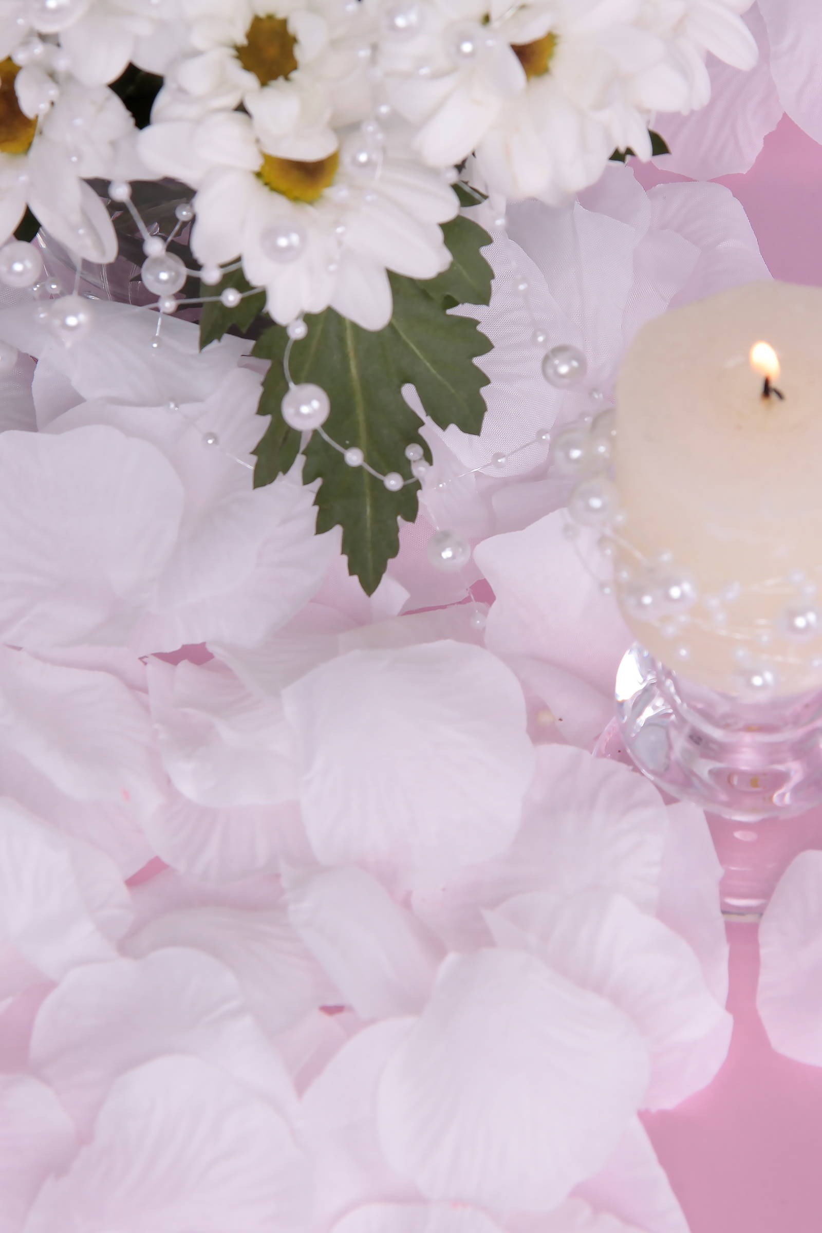 Communion table decorations - white rose petals - obraz 0