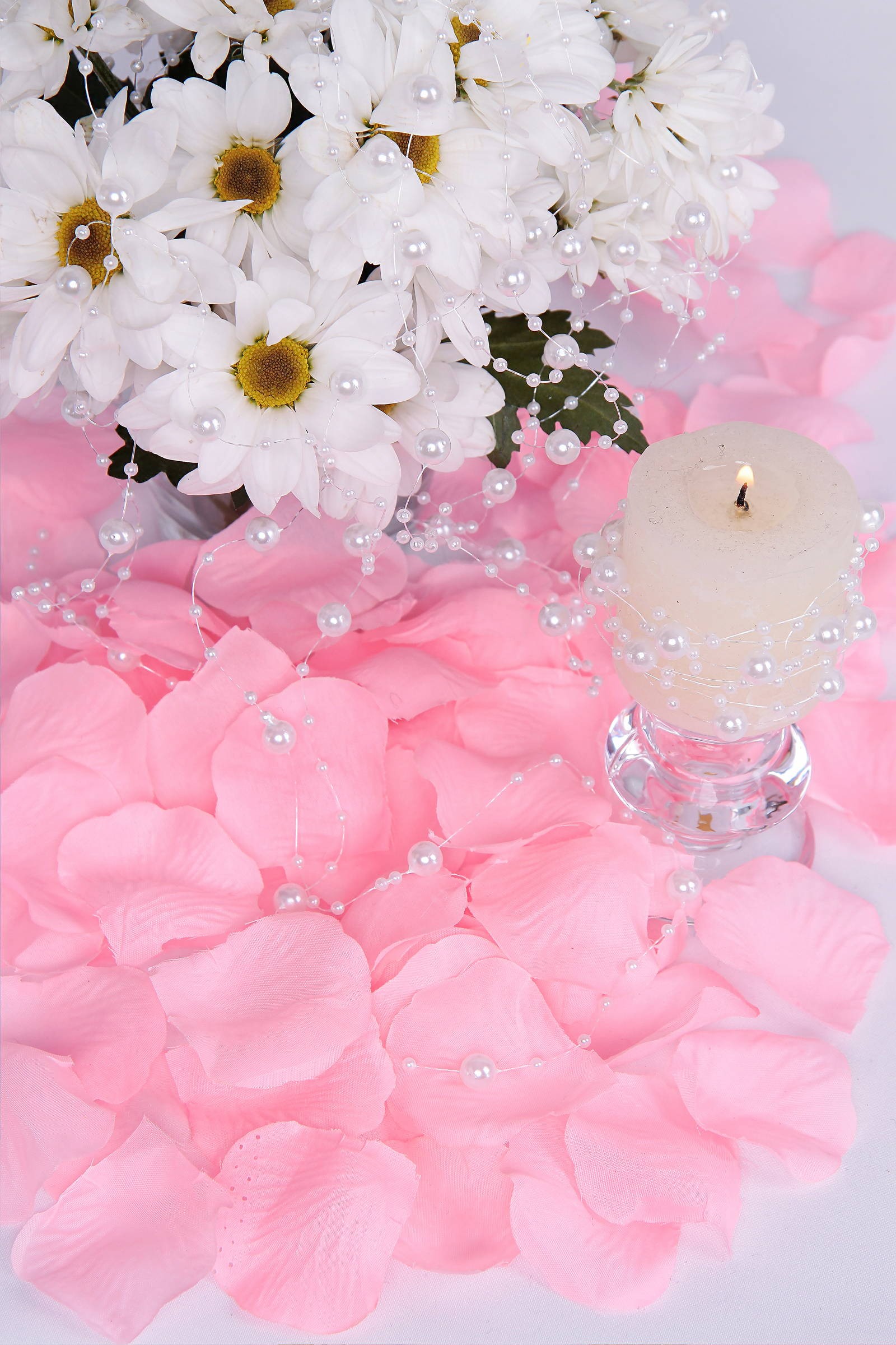Communion table decorations - pink rose petals - obraz 0