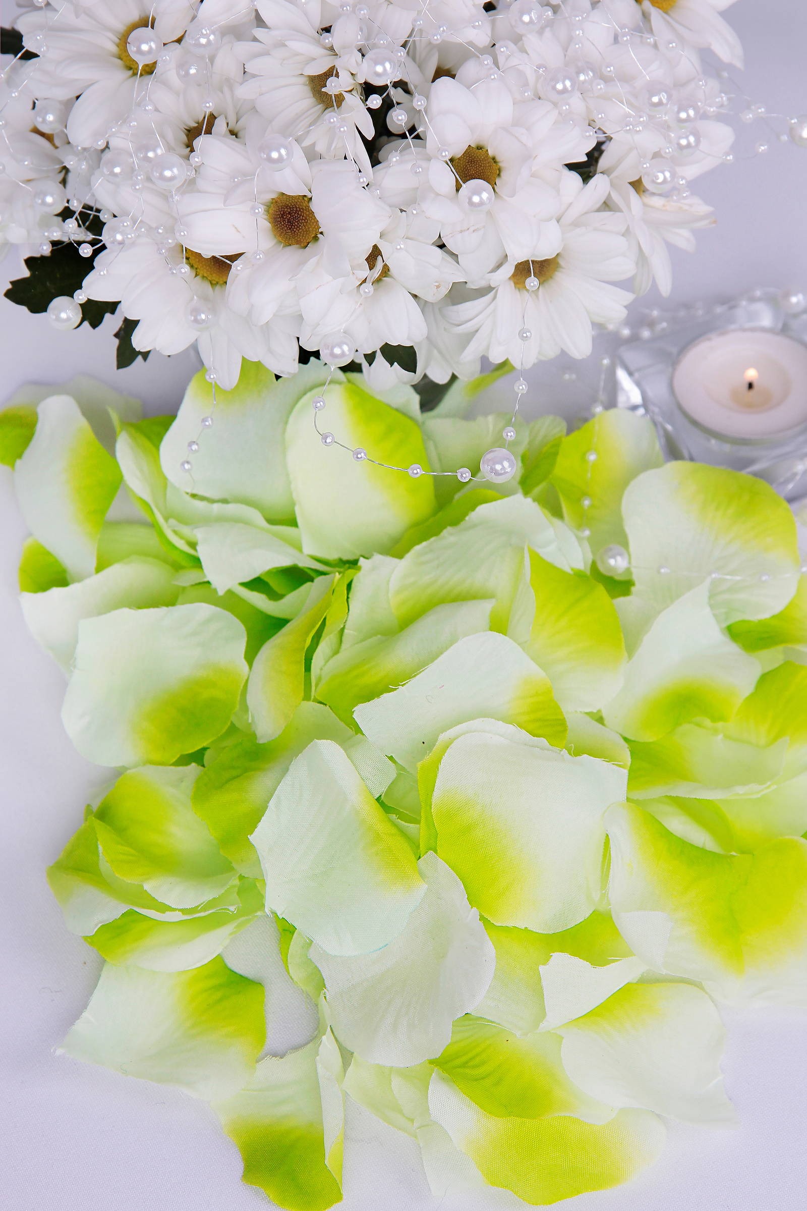 Communion table decorations - green rose petals - obraz 0