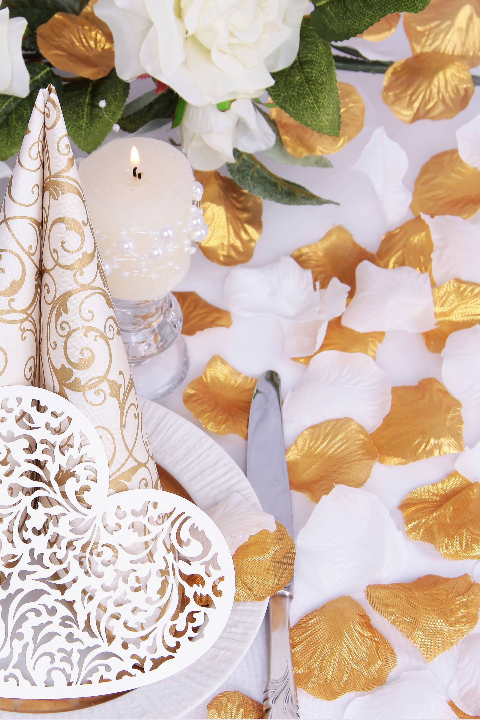 Communion table decorations - set of gold and white rose petals - obraz 0