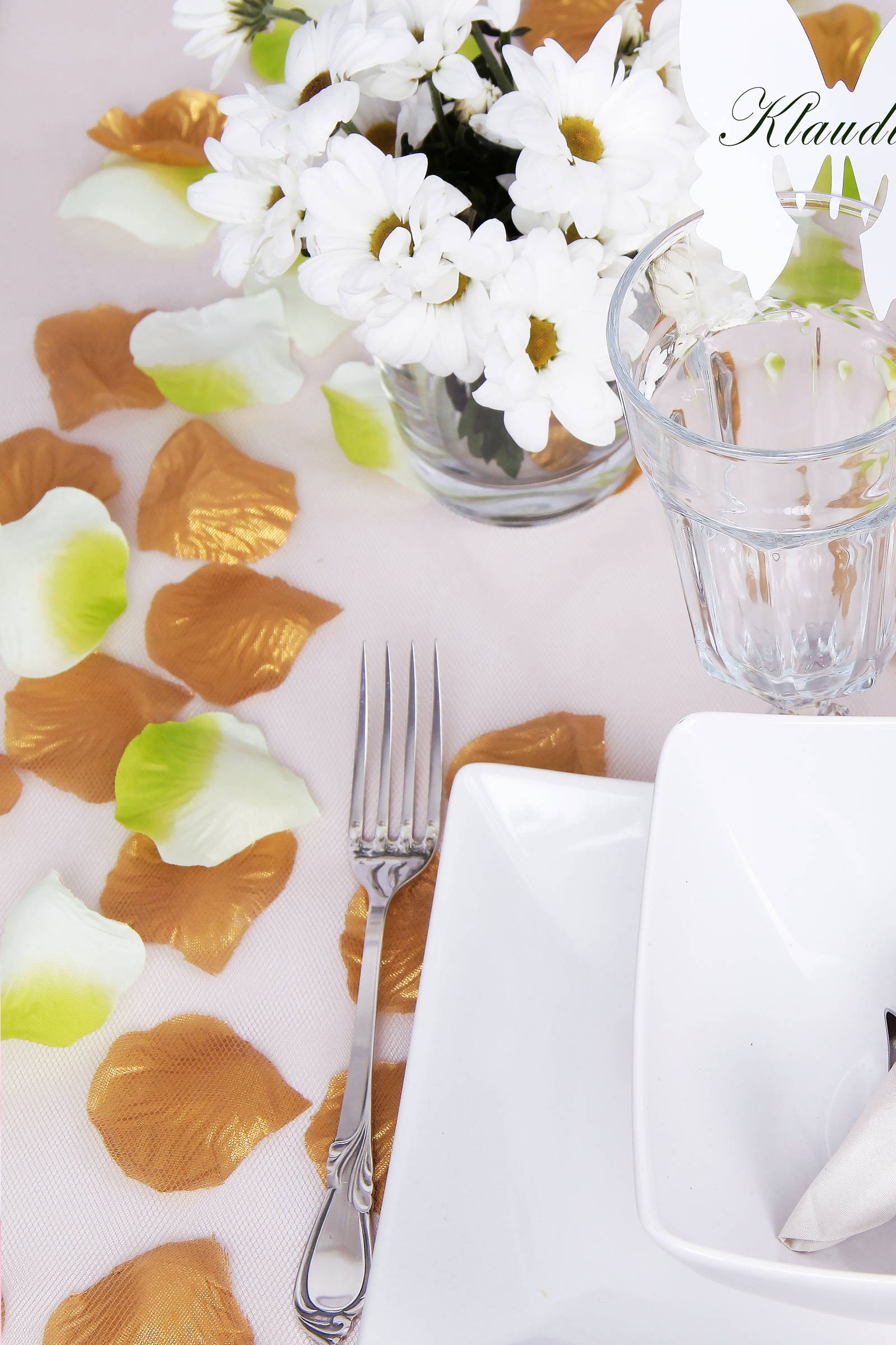 Communion table decorations - set of gold and green rose petals - obraz 0