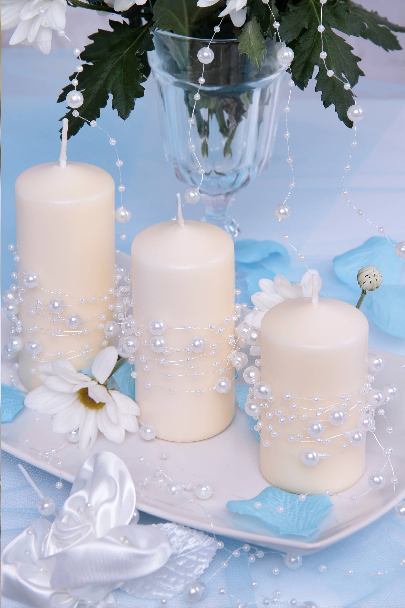 Perle blanche dans une guirlande de communion Perle blanche dans une guirlande de communion - obraz 0