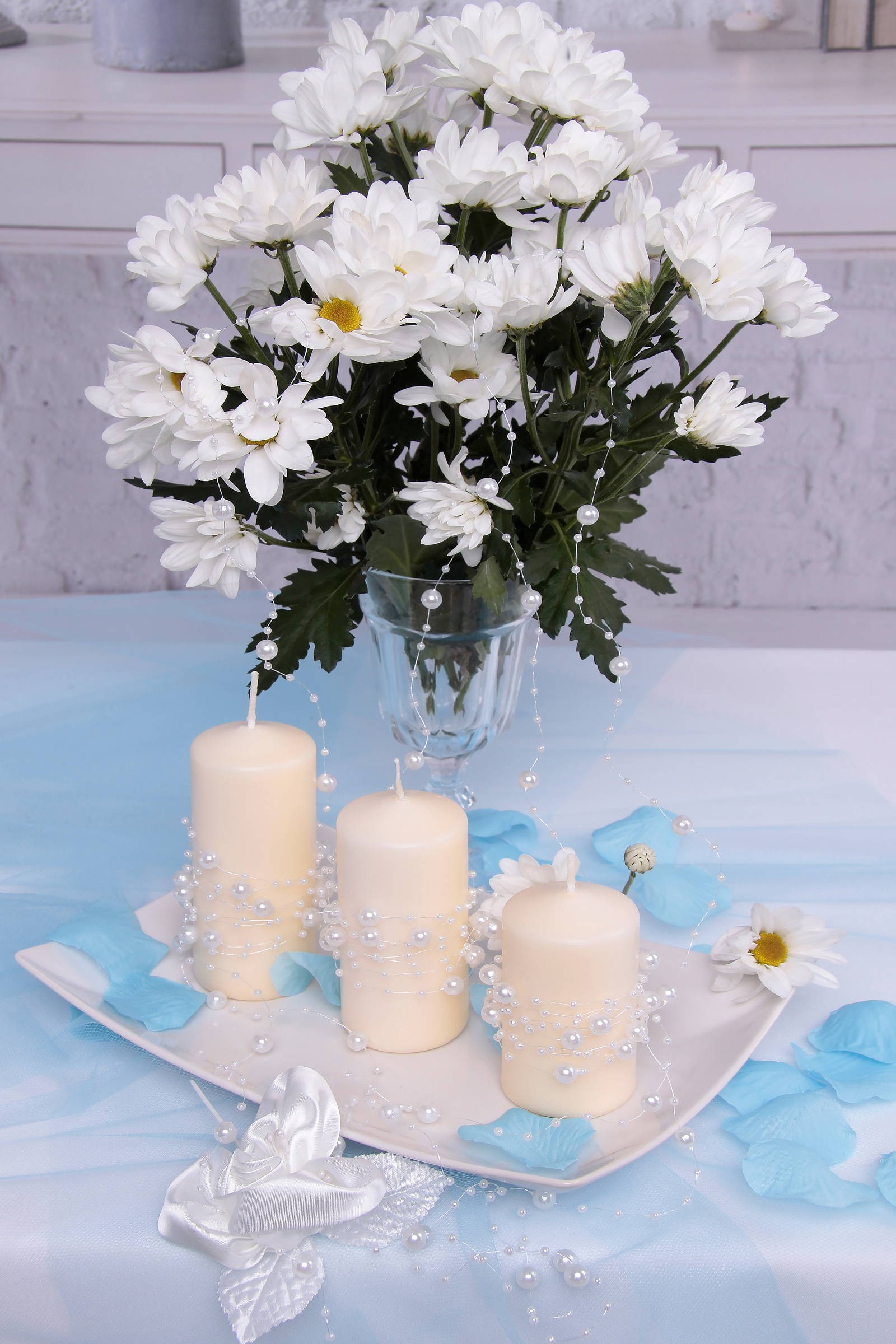 Perle blanche dans une guirlande de communion Perle blanche dans une guirlande de communion - obraz 1