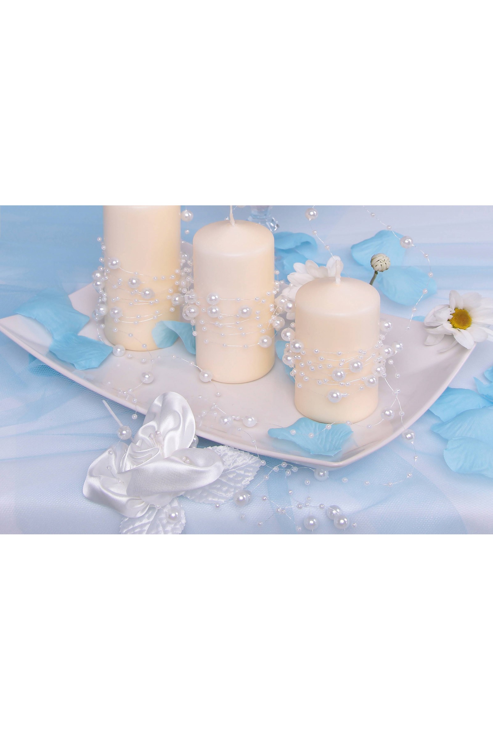 Perle blanche dans une guirlande de communion Perle blanche dans une guirlande de communion - obraz 2