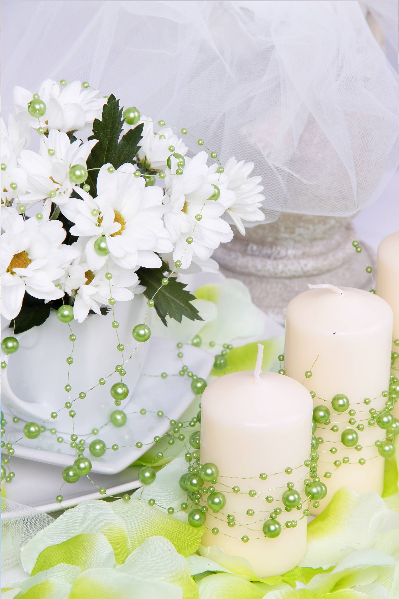 Green pearl in communion garland Green pearl in communion garland - obraz 0