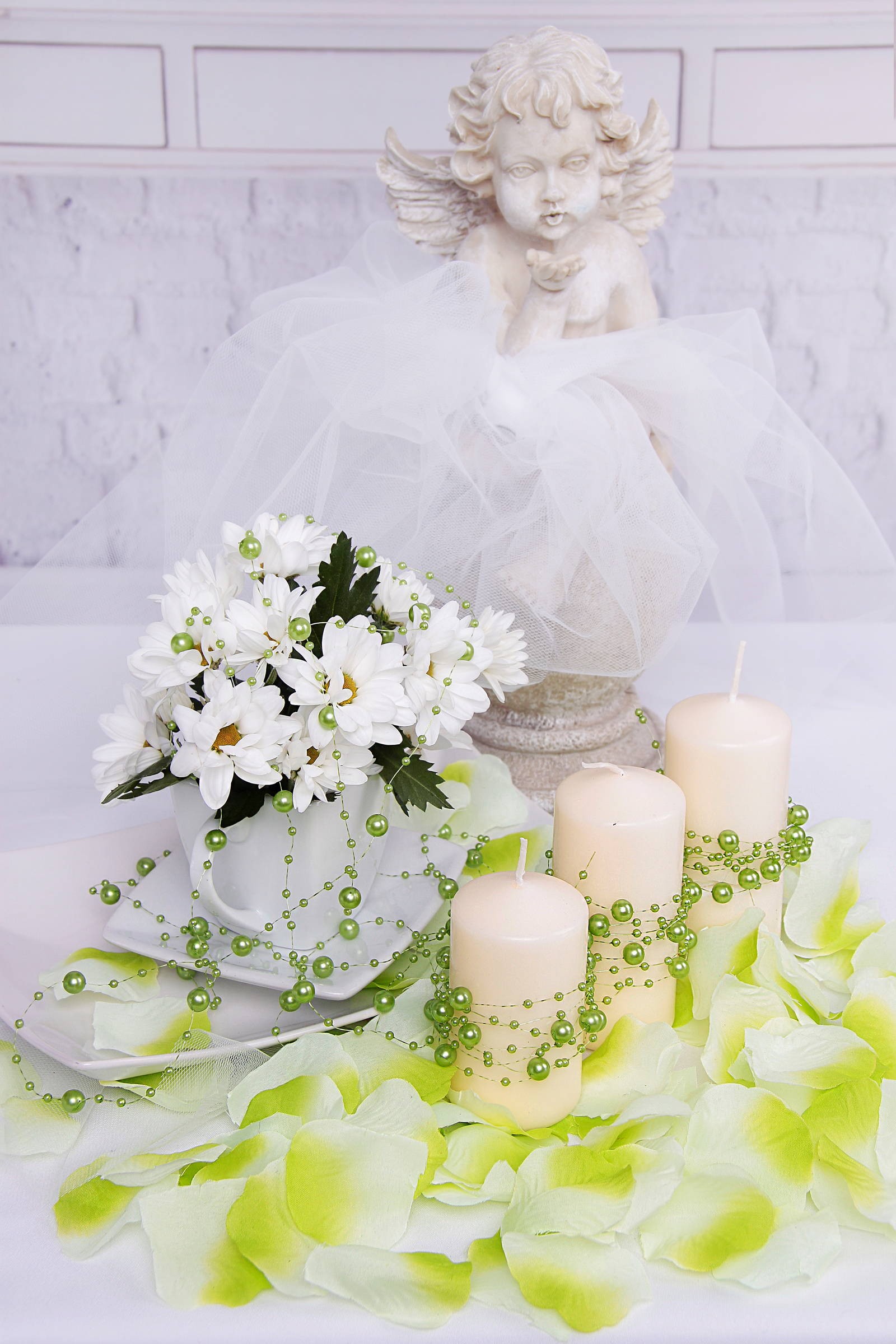 Green pearl in communion garland Green pearl in communion garland - obraz 1